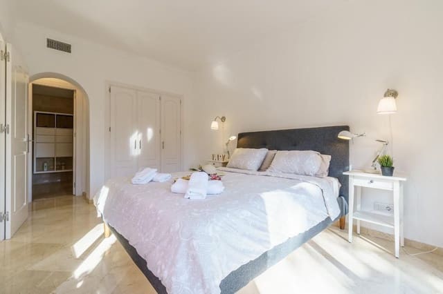 Appartement de 2 chambres à louer à Sierra Blanca, Marbella - 3 300 € (Ref: 9690308)