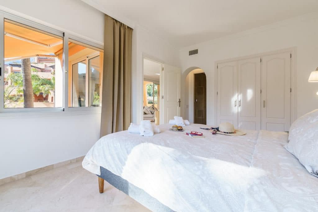 Appartement de 2 chambres à louer à Marbella - 3 300 € (Ref: 9690308)