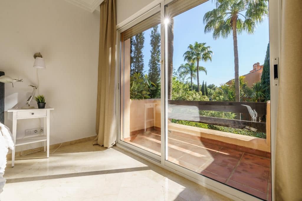 Appartement de 2 chambres à louer à Marbella - 3 300 € (Ref: 9690308)