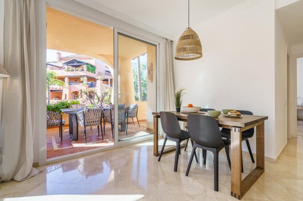 Appartement de 2 chambres à louer à Marbella - 3 300 € (Ref: 9690308)