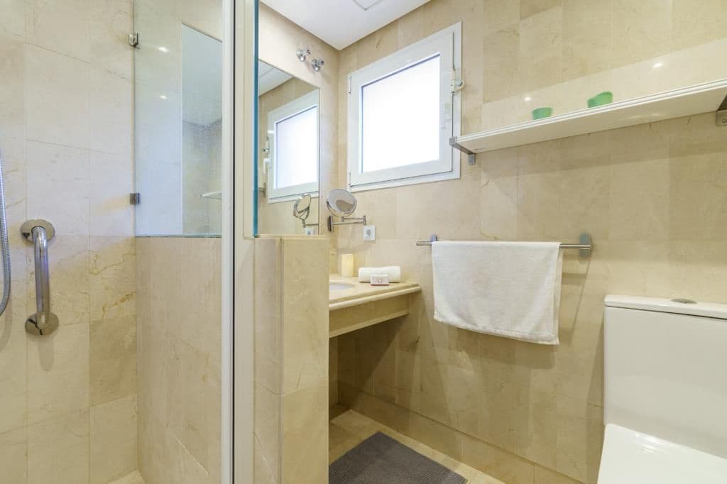 Appartement de 2 chambres à louer à Marbella - 3 300 € (Ref: 9690308)