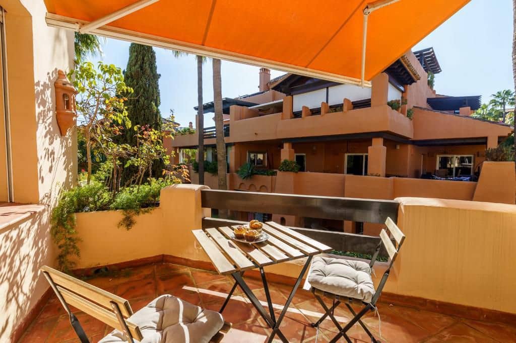 Appartement de 2 chambres à louer à Marbella - 3 300 € (Ref: 9690308)
