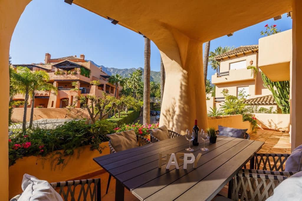 Appartement de 2 chambres à louer à Marbella - 3 300 € (Ref: 9690308)