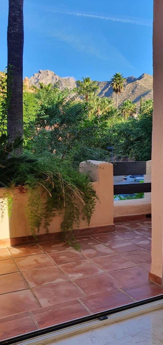 Appartement de 2 chambres à louer à Marbella - 3 300 € (Ref: 9690308)
