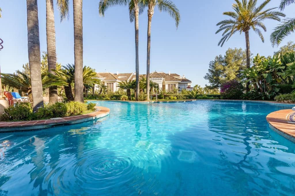 Appartement de 2 chambres à louer à Marbella - 3 300 € (Ref: 9690308)