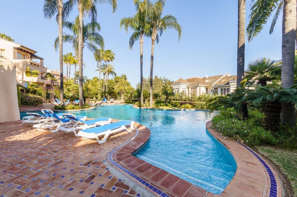 Appartement de 2 chambres à louer à Marbella - 3 300 € (Ref: 9690308)