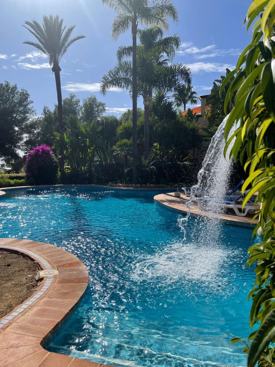 Appartement de 2 chambres à louer à Marbella - 3 300 € (Ref: 9690308)