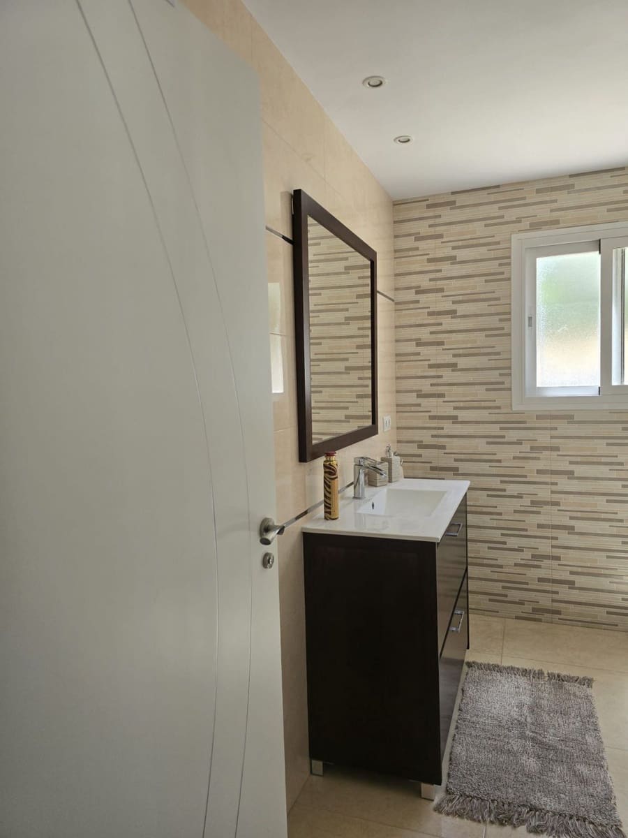 4 camera da letto Villa da affittare in El Faro con piscina - 5.000 € (Rif: 9780414)