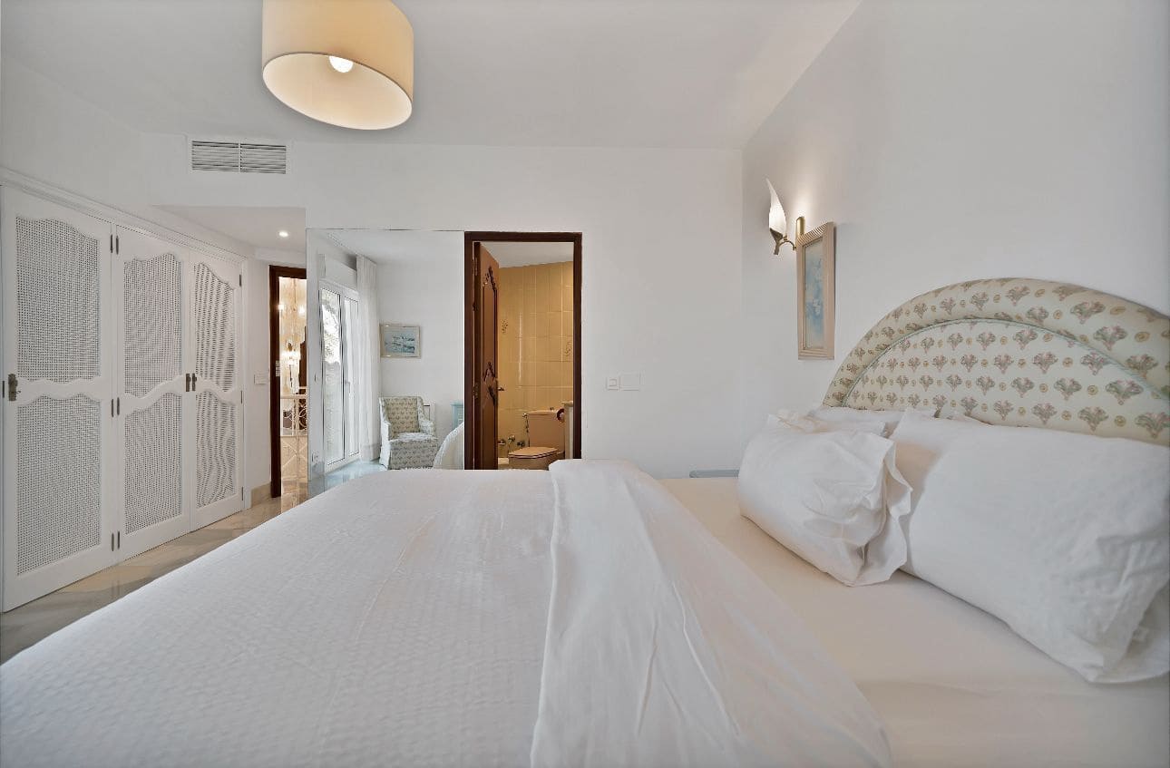 5 Zimmer Villa zu vermieten in Golden Mile mit Pool Garage - 12.500 € (Ref: 9804155)