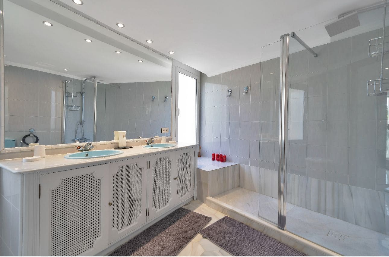 5 Zimmer Villa zu vermieten in Golden Mile mit Pool Garage - 12.500 € (Ref: 9804155)