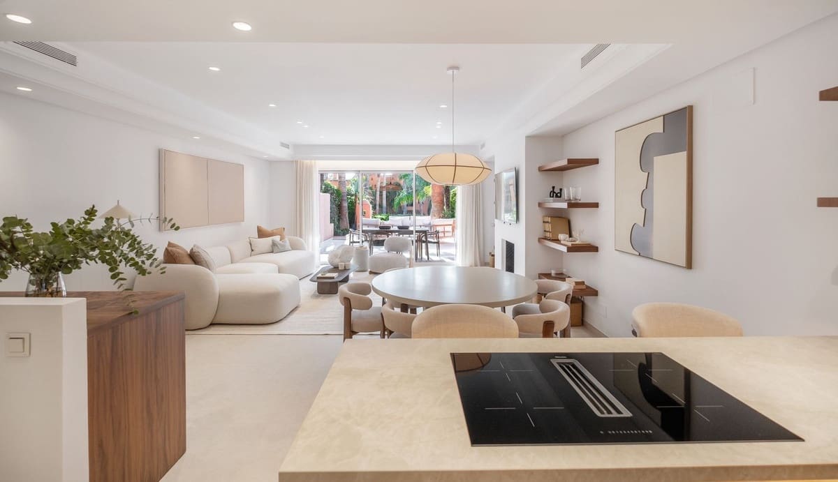 4 bedroom Villa for rent in Golden Mile with garage - € 15,000 (Ref: 9851007)