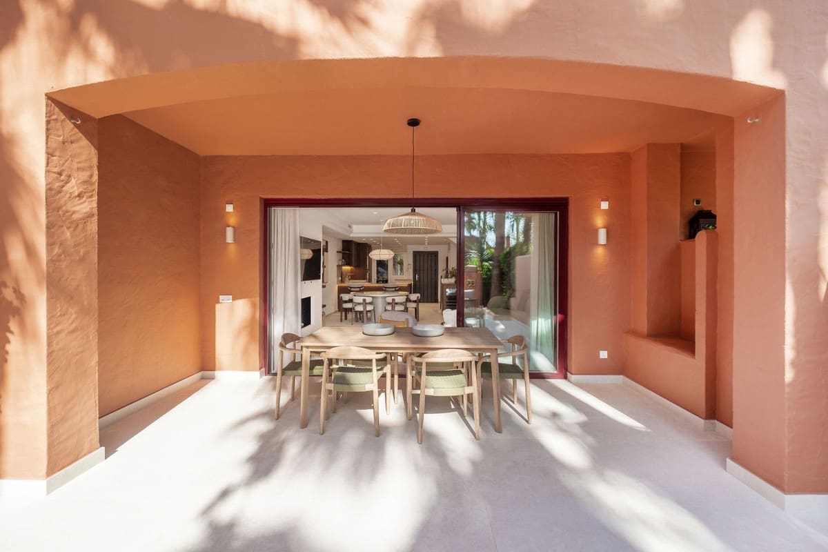 4 bedroom Villa for rent in Golden Mile with garage - € 15,000 (Ref: 9851007)