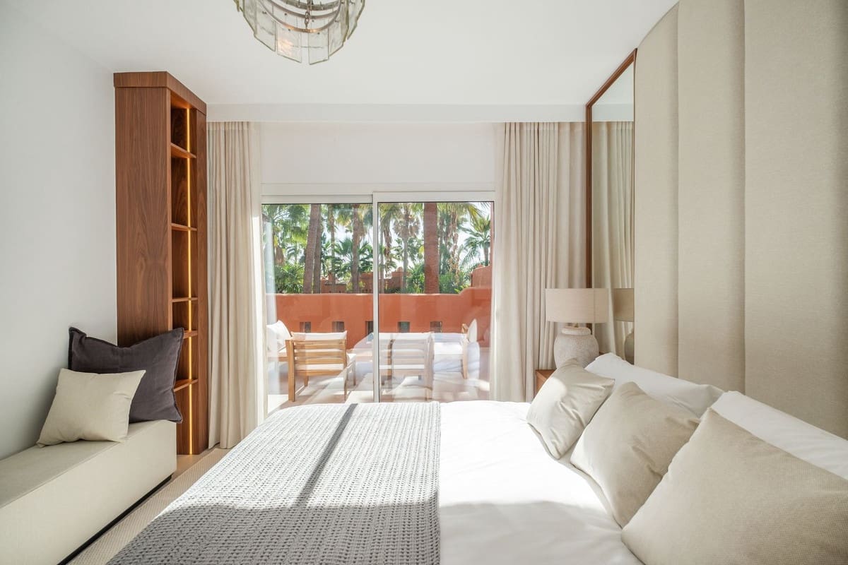 4 bedroom Villa for rent in Golden Mile with garage - € 15,000 (Ref: 9851007)
