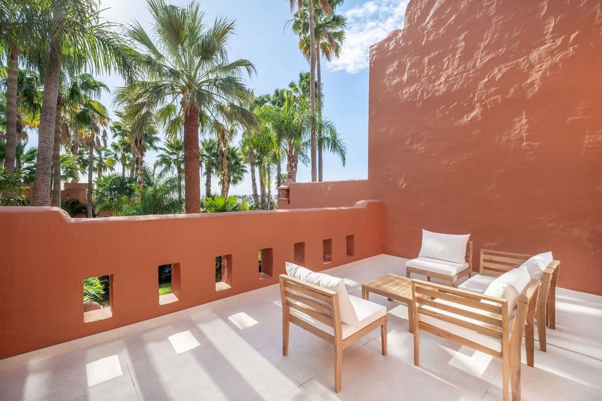 4 bedroom Villa for rent in Golden Mile with garage - € 15,000 (Ref: 9851007)