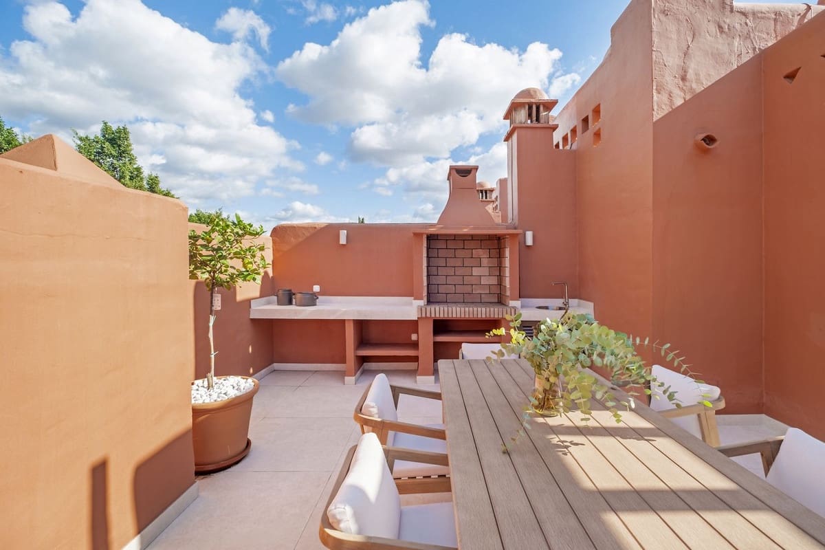4 bedroom Villa for rent in Golden Mile with garage - € 15,000 (Ref: 9851007)