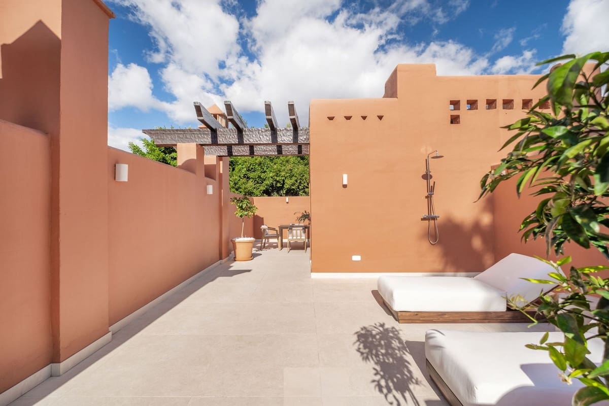 4 bedroom Villa for rent in Golden Mile with garage - € 15,000 (Ref: 9851007)