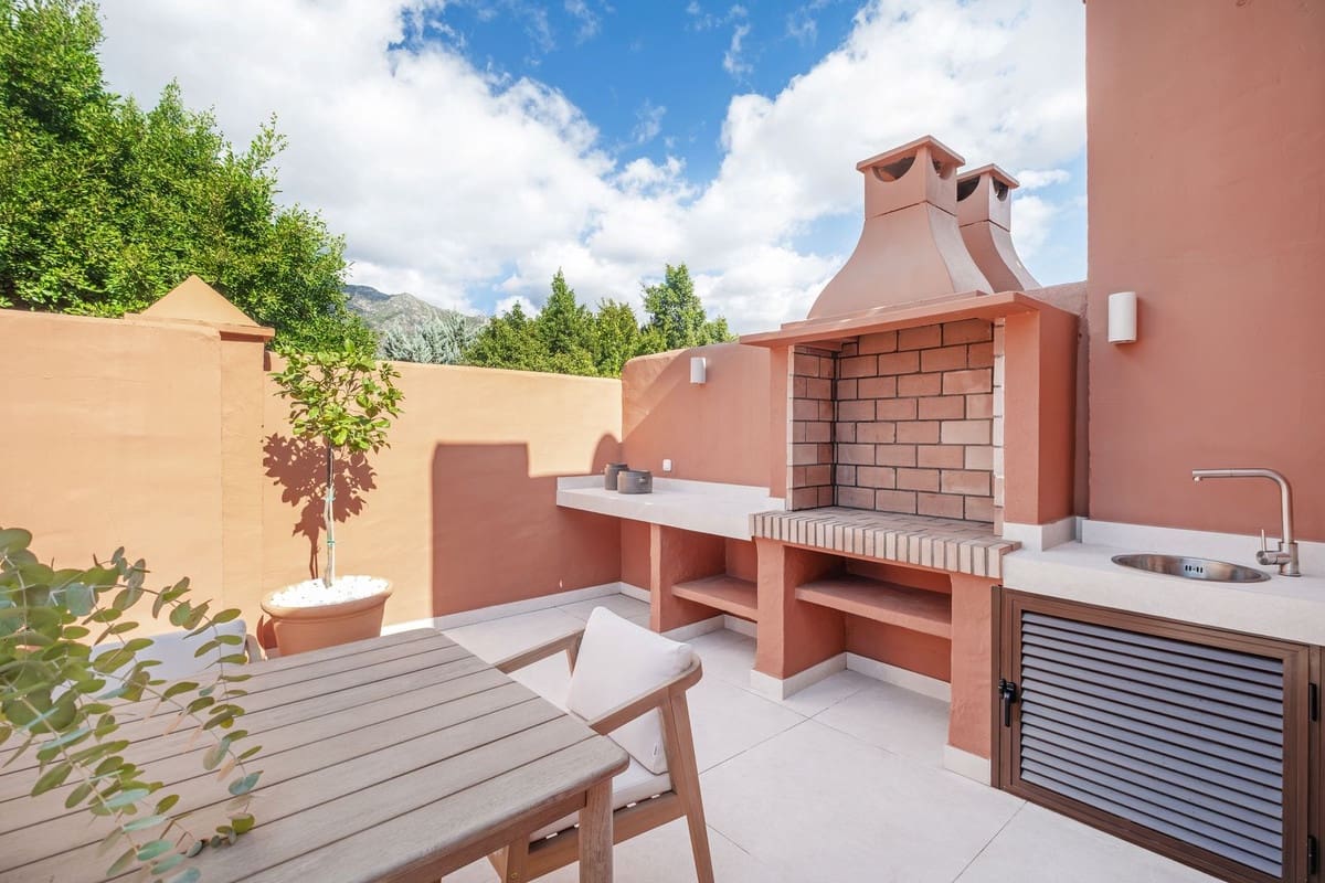 4 bedroom Villa for rent in Golden Mile with garage - € 15,000 (Ref: 9851007)