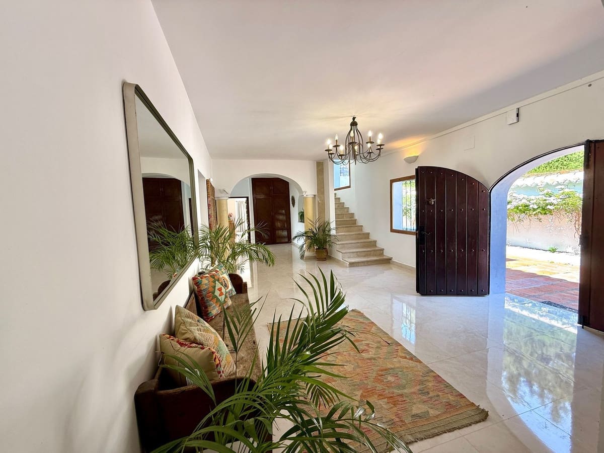 6 slaapkamer Villa te huur in Guadalmina met zwembad garage - € 13.000 (Ref: 9851008)