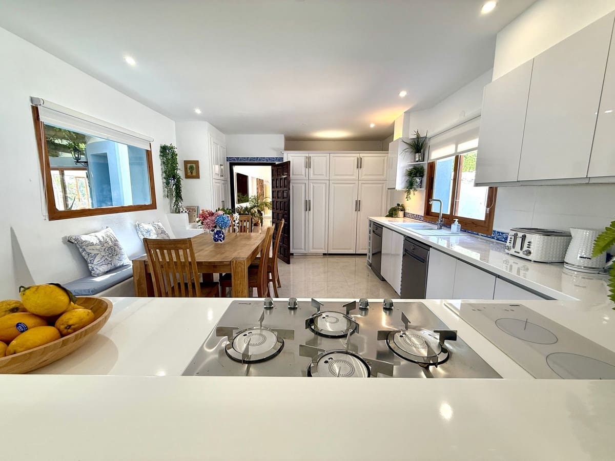 6 slaapkamer Villa te huur in Guadalmina met zwembad garage - € 13.000 (Ref: 9851008)