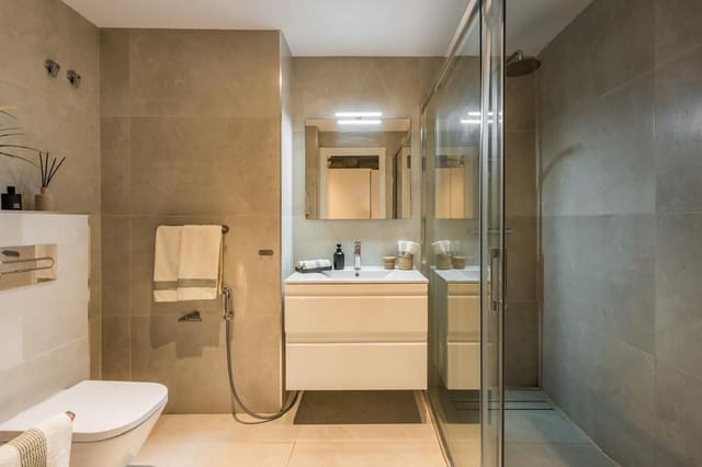 Apartamento para arrendar em Nueva Andalucia, Marbella - 6 000 € (Ref: 9915473)