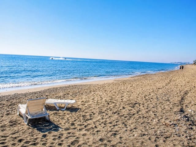 Apartamento de 2 habitaciones en Atalaya-Isdabe, Estepona en alquiler con piscina garaje - 2.400 € (Ref: 9941991)