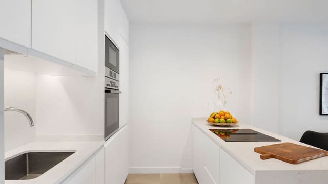 2 soveværelse Lejlighed til leje i Lomas De Marbella, Marbella med garage - € 3.500 (Ref: 9959401)