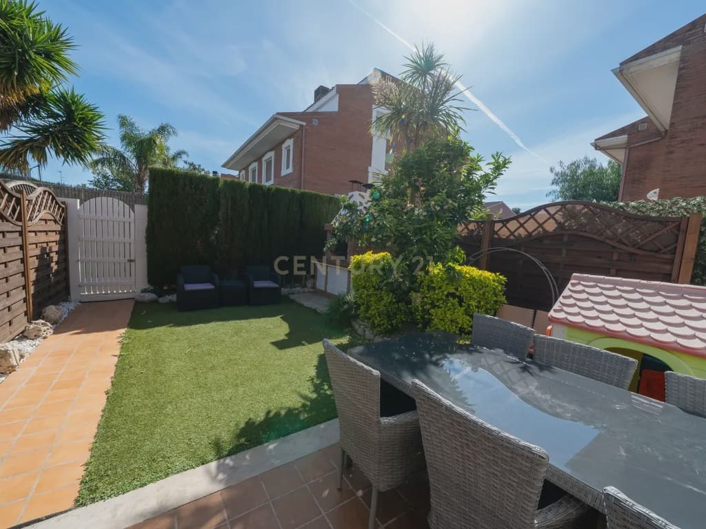 4 soverom Kjedet enebolig til salgs i Cambrils med svømmebasseng garasje - € 415 000 (Ref: 9191875)