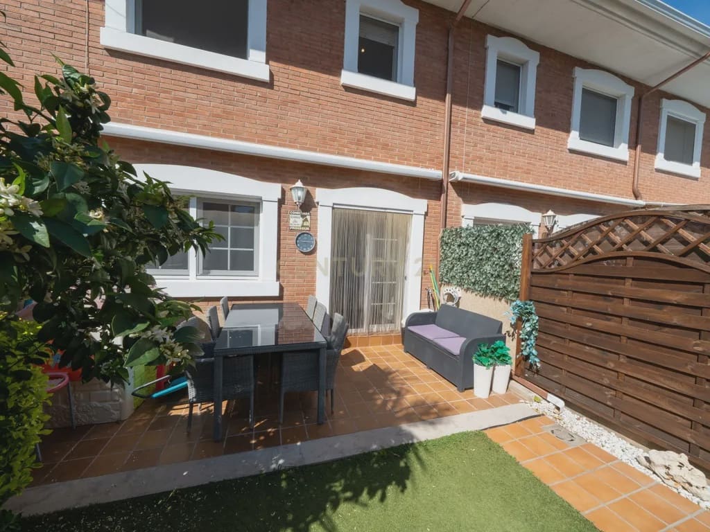 4 soverom Kjedet enebolig til salgs i Cambrils med svømmebasseng garasje - € 415 000 (Ref: 9191875)