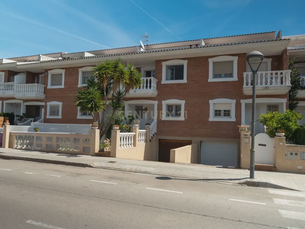 4 soverom Kjedet enebolig til salgs i Cambrils med svømmebasseng garasje - € 415 000 (Ref: 9191875)