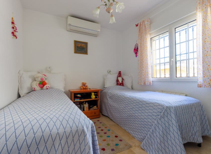 3 bedroom Villa for sale in Villamartin with pool garage - € 374,900 (Ref: 10051965)