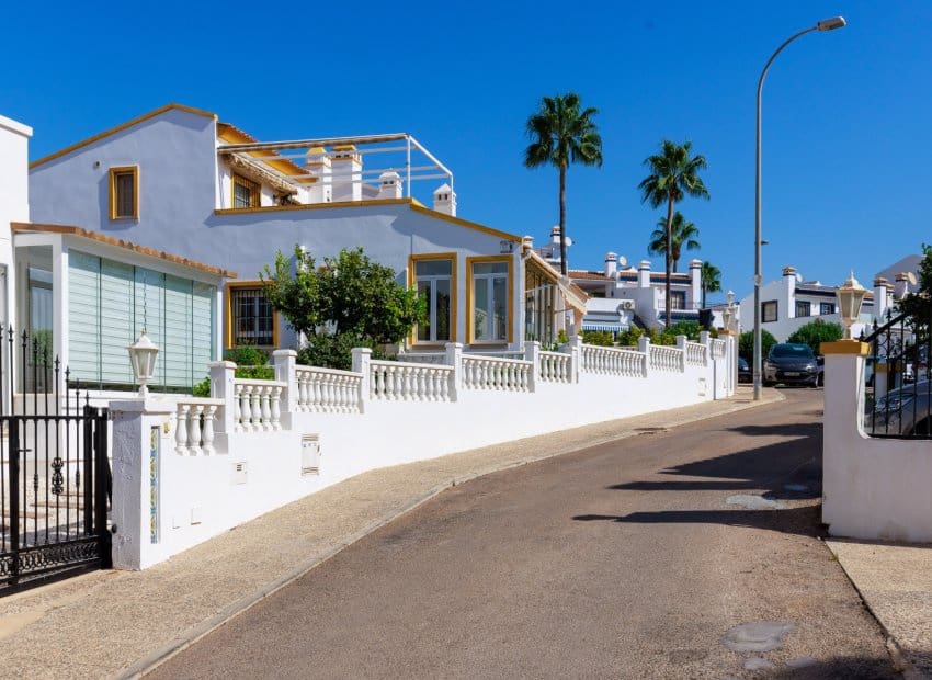 3 bedroom Villa for sale in Villamartin with pool garage - € 374,900 (Ref: 10051965)