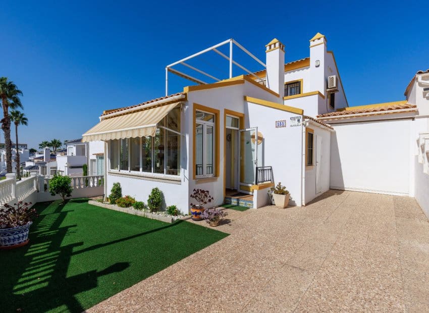 3 bedroom Villa for sale in Villamartin with pool garage - € 374,900 (Ref: 10051965)