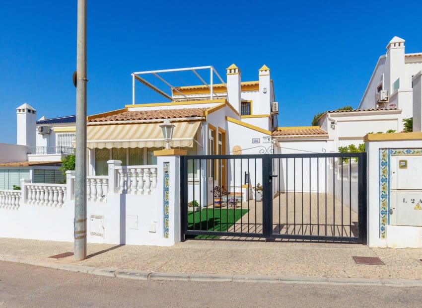 3 bedroom Villa for sale in Villamartin with pool garage - € 374,900 (Ref: 10051965)