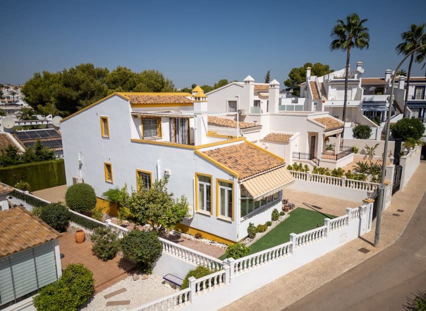 3 bedroom Villa for sale in Villamartin with pool garage - € 374,900 (Ref: 10051965)