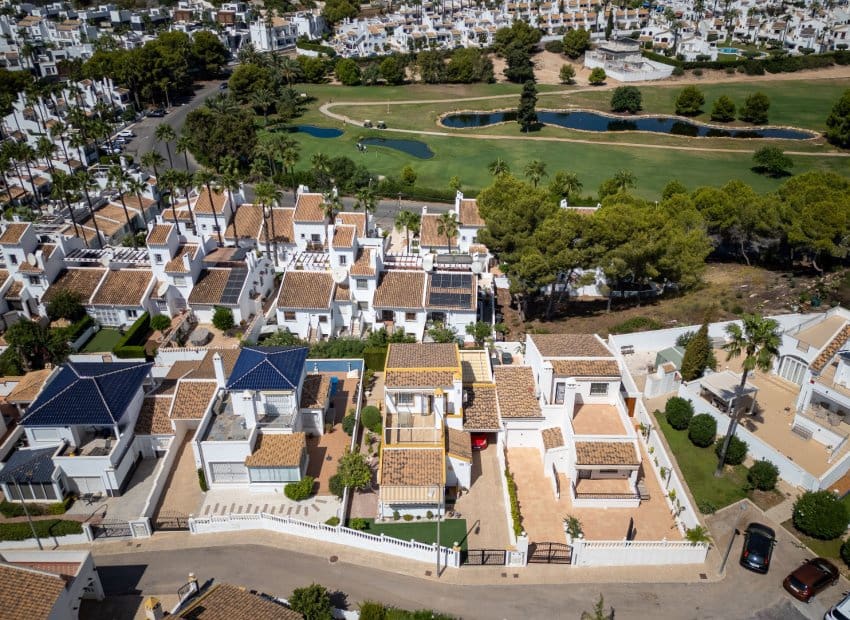 3 bedroom Villa for sale in Villamartin with pool garage - € 374,900 (Ref: 10051965)