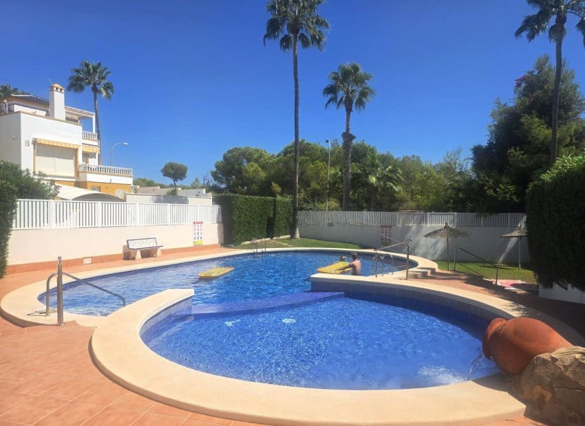 3 bedroom Villa for sale in Villamartin with pool garage - € 374,900 (Ref: 10051965)