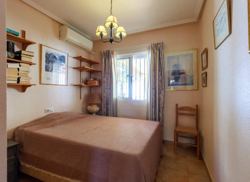 2 Zimmer Bungalow zu verkaufen in Villamartin mit Pool Garage - 145.000 € (Ref: 10060983)