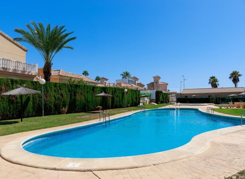 2 Zimmer Bungalow zu verkaufen in Villamartin mit Pool Garage - 145.000 € (Ref: 10060983)