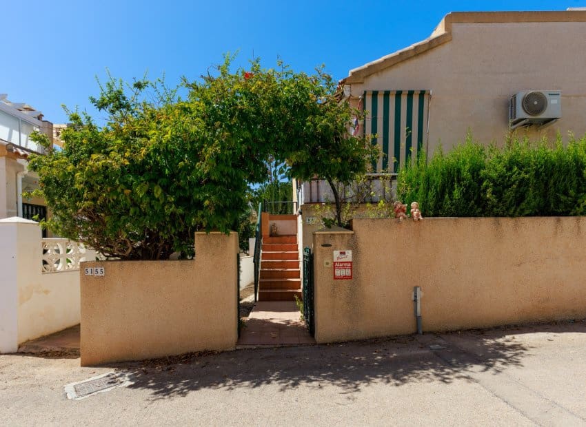 2 Zimmer Bungalow zu verkaufen in Villamartin mit Pool Garage - 145.000 € (Ref: 10060983)