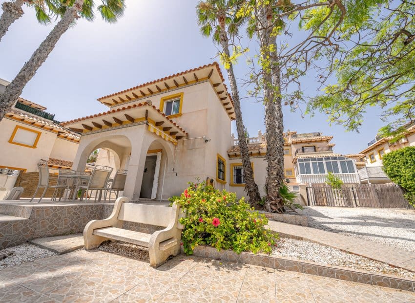 3 sovrum Villa till salu i Playa Flamenca med pool - 529 900 € (Ref: 10131896)
