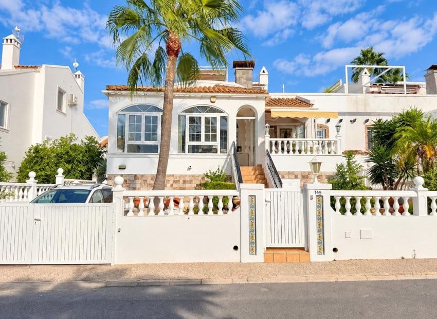 3 soveværelse Villa til salg i Orihuela Costa med swimmingpool - € 479.995 (Ref: 10131958)