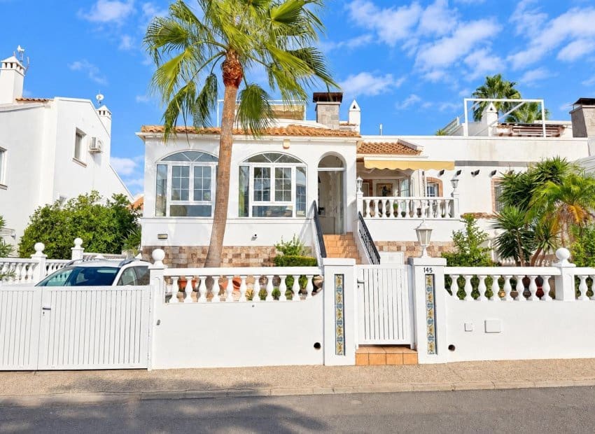 3 soveværelse Villa til salg i Orihuela Costa med swimmingpool - € 479.995 (Ref: 10131958)