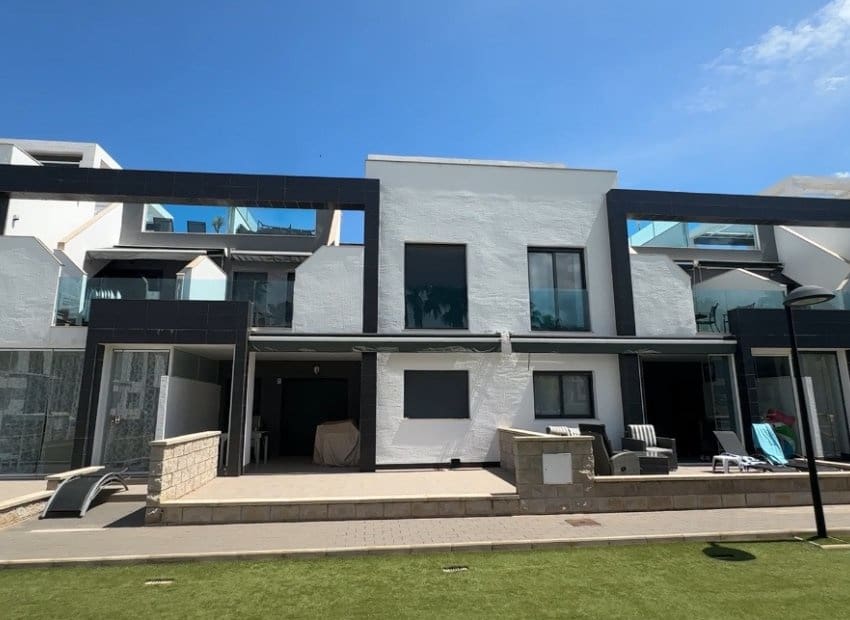 2 quarto Bungalow para venda em La Zenia com piscina garagem - 339 000 € (Ref: 10131965)