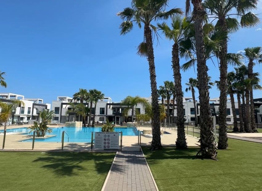 2 quarto Bungalow para venda em La Zenia com piscina garagem - 339 000 € (Ref: 10131965)