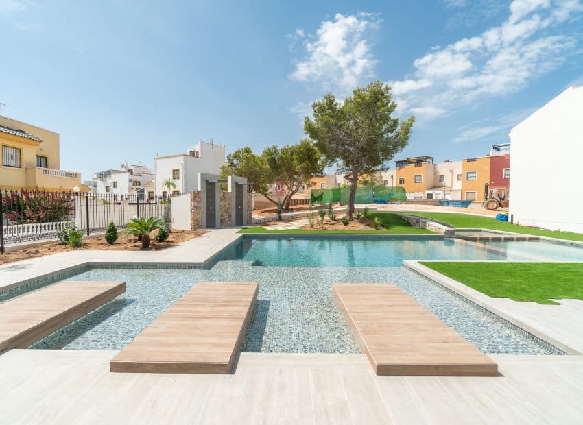 3 bedroom Apartment for sale in Torrevieja with pool - € 330,000 (Ref: 10162004)