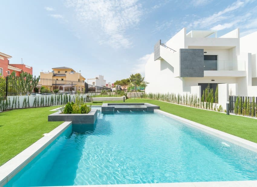 3 bedroom Apartment for sale in Torrevieja with pool - € 330,000 (Ref: 10162004)