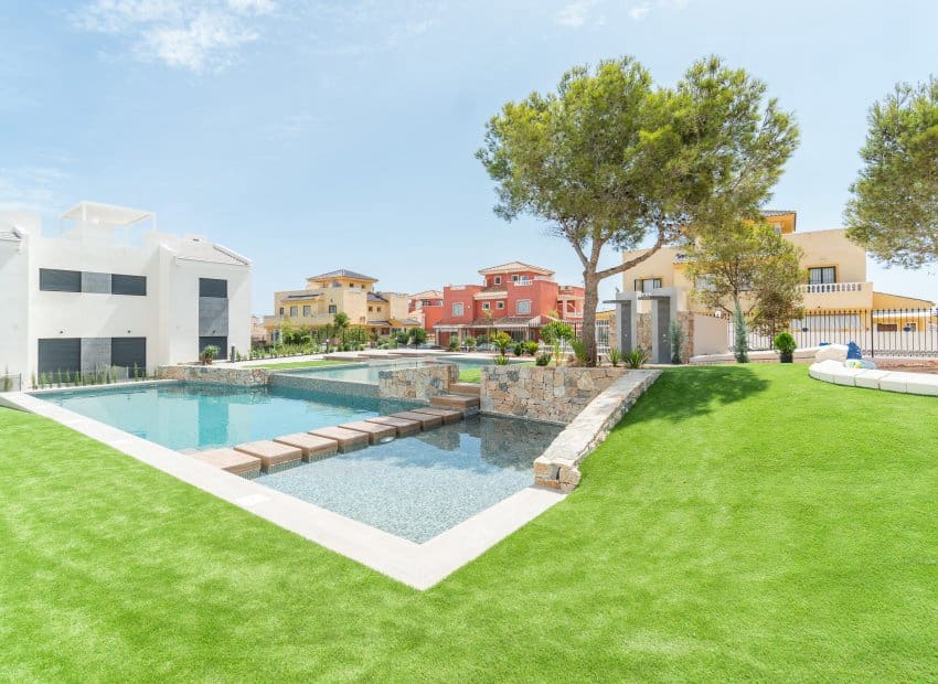 3 bedroom Apartment for sale in Torrevieja with pool - € 330,000 (Ref: 10162004)
