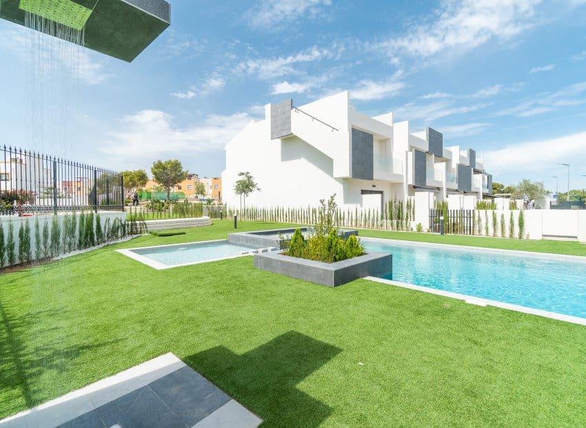 3 bedroom Apartment for sale in Torrevieja with pool - € 330,000 (Ref: 10162004)