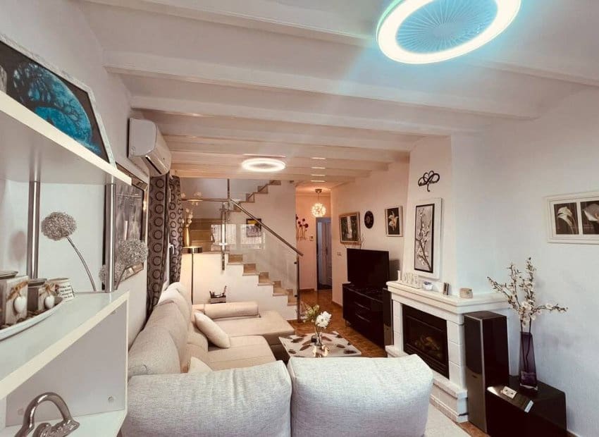 3 sypialnia Willa na sprzedaż w Villamartin z basenem - 299 950 € (Ref: 10162023)