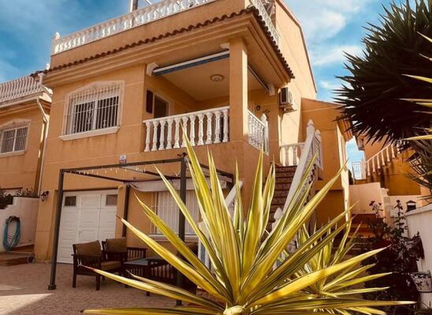 3 sypialnia Willa na sprzedaż w Villamartin z basenem - 299 950 € (Ref: 10162023)